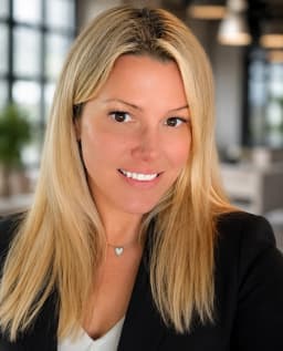 Portrait of Elizabeth Potter, San Diego real estate agent